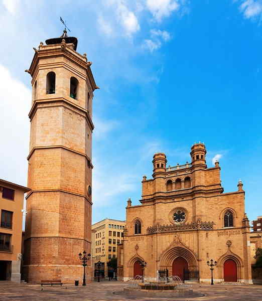 Castellón de la Plana, capital de la provincia de Castellón, es la cuarta ciudad más grande en número de habitantes de la Comunidad Valenciana y ha ido evolucionando como una de las poblaciones con más peso en el sector industrial y de servicios. Un lugar perfecto para desarrollar una vida en una ciudad en continua transformación.