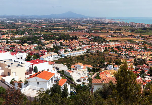 En la parte más norte del litoral de la provincia de Castellón se sitúa Vinarós, el último municipio costero al norte de la Comunidad Valenciana. Perteneciente a la comarca del Bajo Maestrazgo, Vinarós es un municipio en el que el equilibrio entre la playa y la montaña es perfecto, ya que a sus bonitas y tranquilas costas se les unen pequeñas comarcas montañosas como Els Ports. 