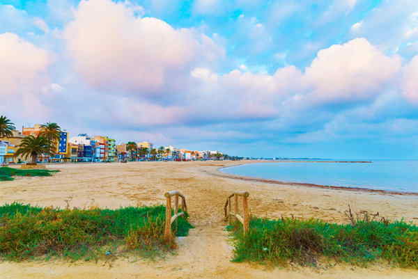 La localidad de Torreblanca se sitúa en la parte norte de la comarca de la Plana Alta, siendo uno de los emplazamientos más turísticos durante el periodo estival, pero también uno de los lugares más bonitos y tranquilos para poder disfrutar durante todo el año. Una combinación perfecta entre playa y montaña en el que vivir será un placer.