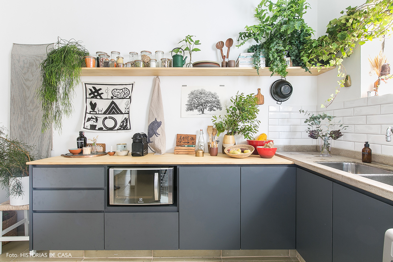 19-decoracao-cozinha-com-plantas-madeira-pinus-marcenaria